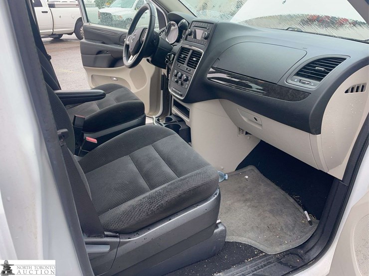 2015-dodge-grand-caravan-sxt-image-19