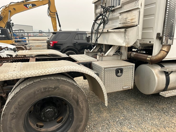 2003-freightliner-fl112-image-68