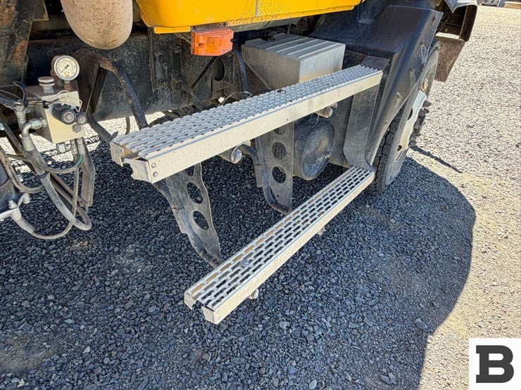 2001-mack-cl713-image-35