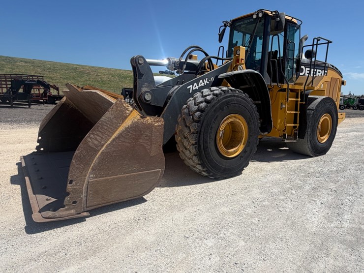 2018-deere-744k-image-1