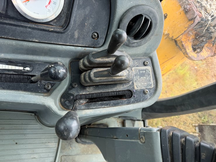 2006-caterpillar-420d-image-97
