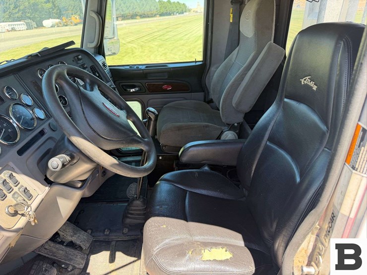 2012-peterbilt-384-image-27
