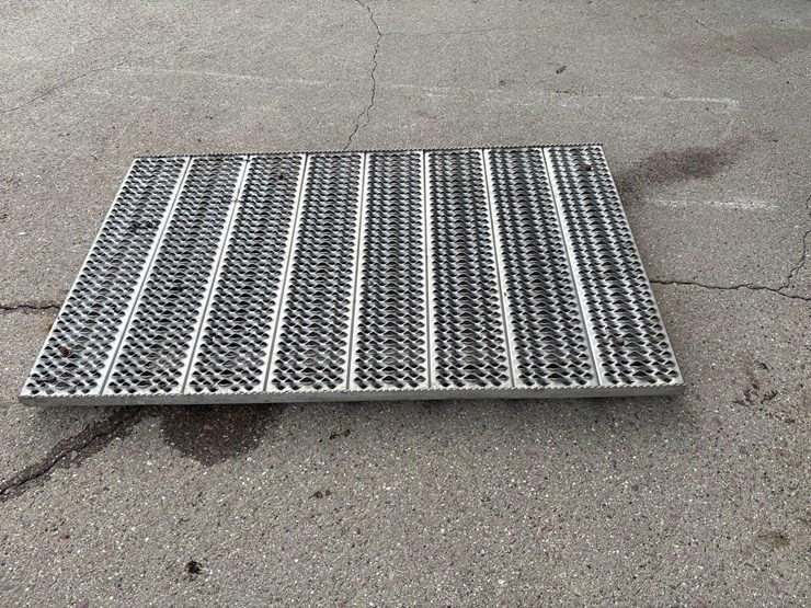 aluminum-semi-deck-plate/with-mounting-brackets-image-2