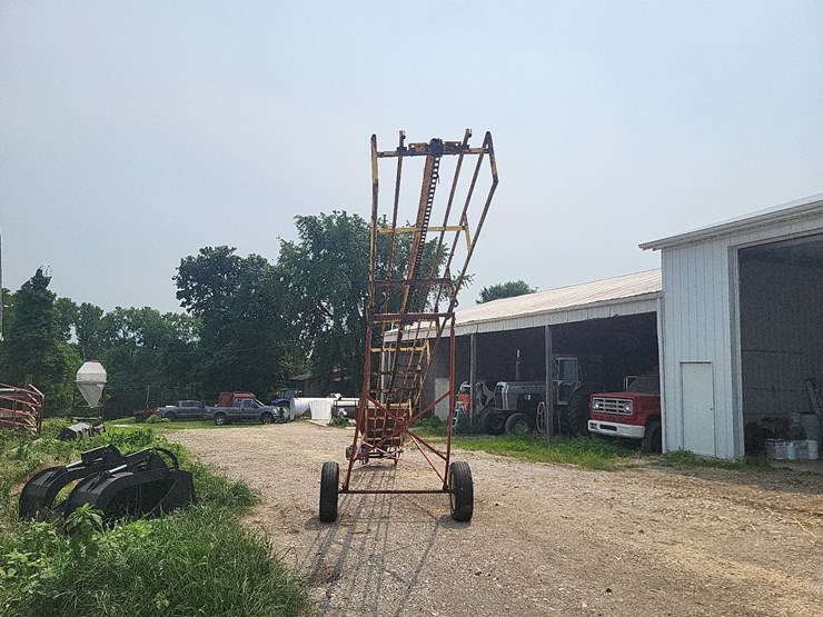 new-holland-bale-conveyor-w/transport-tires-and-electric-motor-image-4