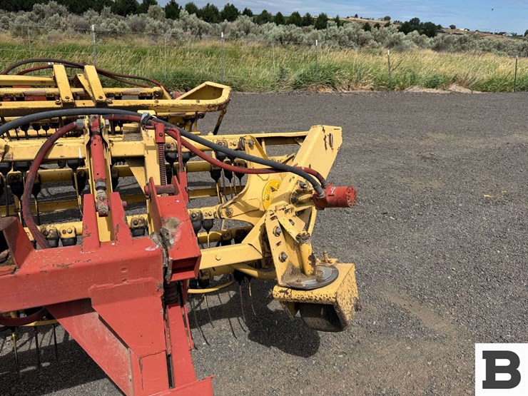 new-holland-216-image-18