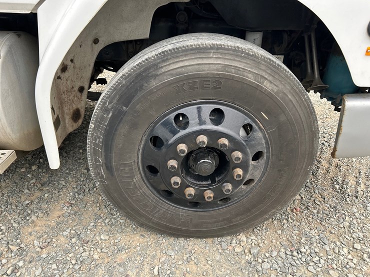 2003-freightliner-fl112-image-40