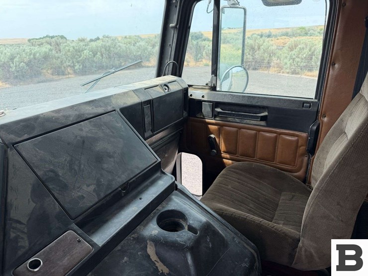 1997-freightliner-flb-high-coe-tractor-truck-image-38