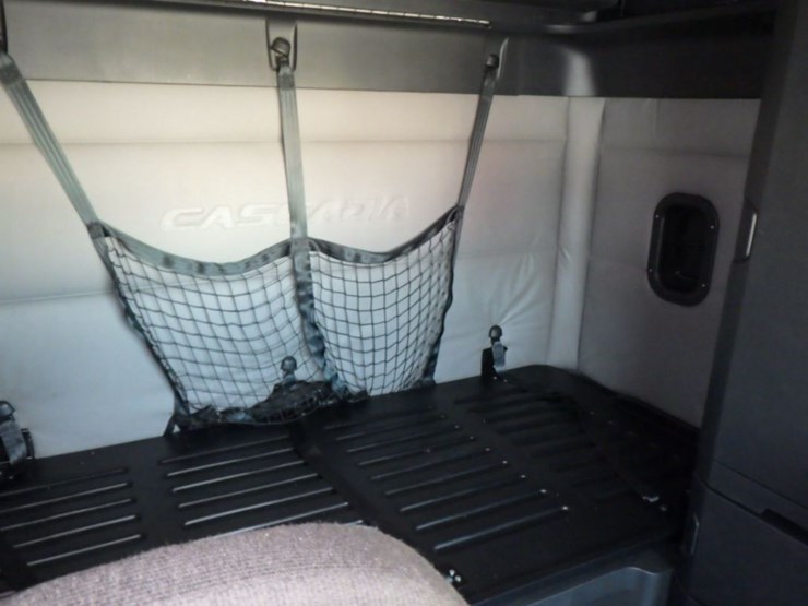2021-freightliner-cascadia-126-image-6