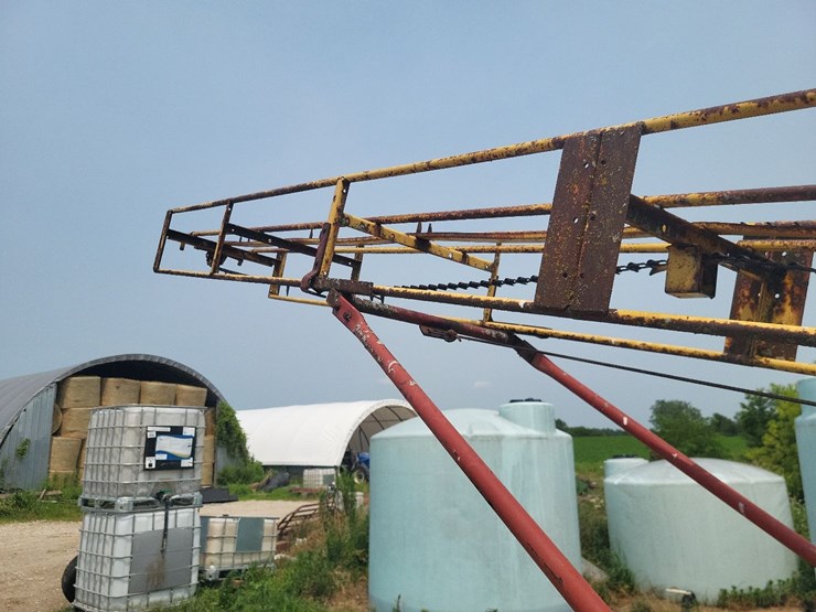 new-holland-bale-conveyor-w/transport-tires-and-electric-motor-image-19