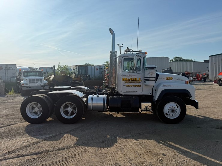 #2073-•-1991-mack-rd360s-day-cab-truck-tractor-image-6