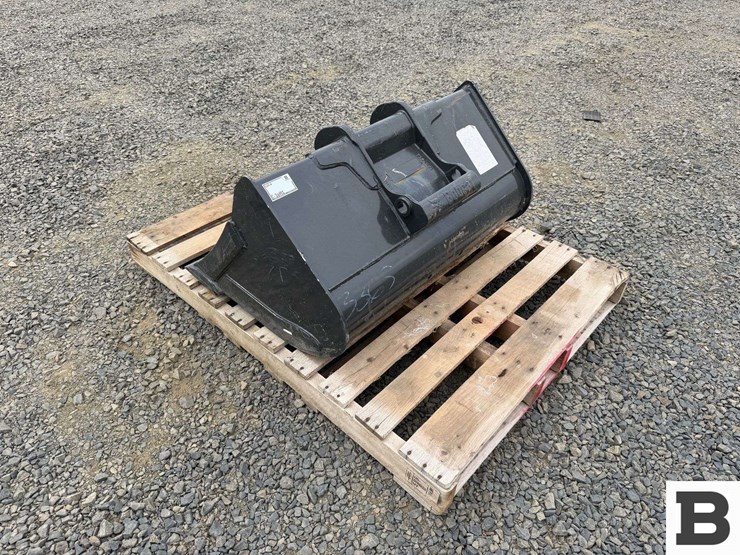 bobcat-36"-clean-out-bucket-image-3