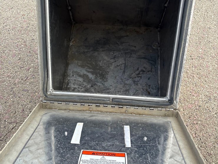 locking-semi-tool-box/-with-brackets-image-5