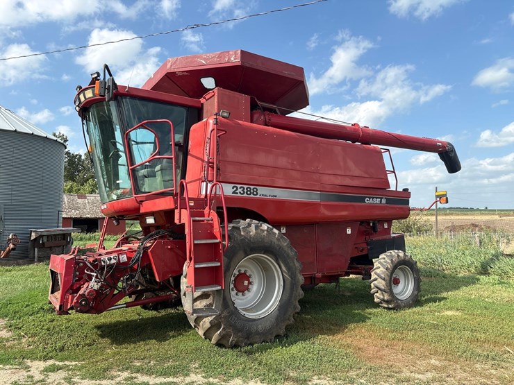 2006-international-2388-axle-flow-combine-image-1