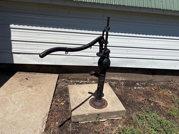 decorative-well-pump-image-2