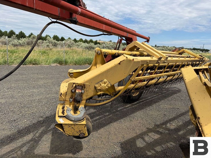 new-holland-216-image-15