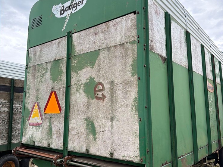 badger-18ft-front-unload-silage-wagon-image-22