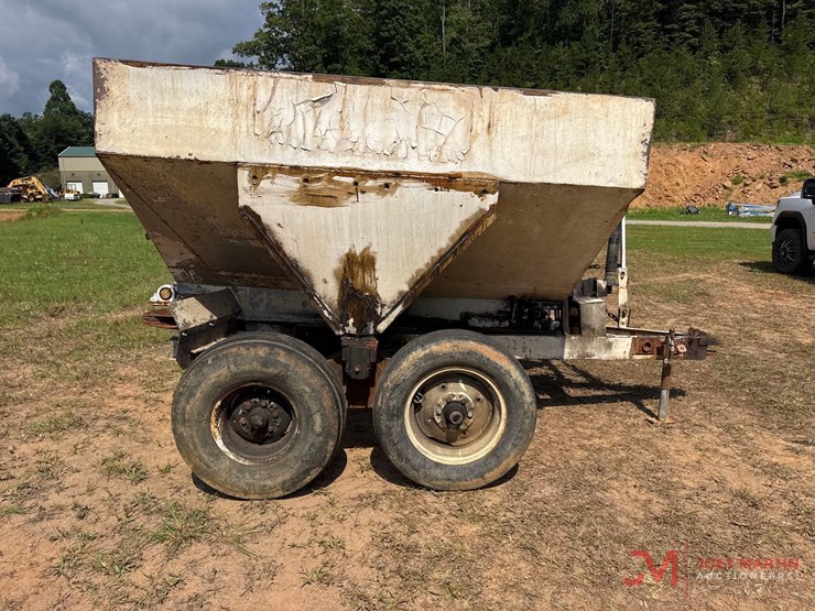 simonsen-8'-pull-type-fertilizer-spreader-image-2