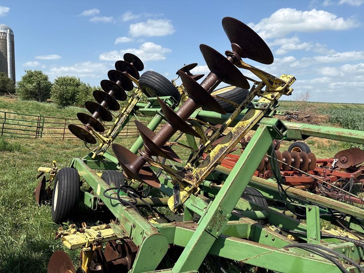 john-deere-230-image-19