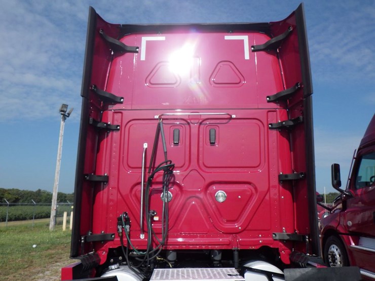 2021-freightliner-cascadia-126-image-13
