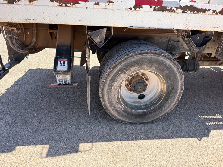 2017-freightliner-m2-106-image-5