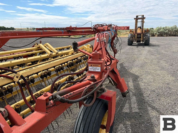 new-holland-216-image-23