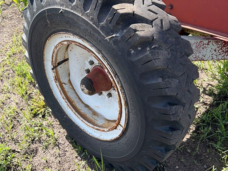 m&w-350-bushel-gravity-wagon-image-12