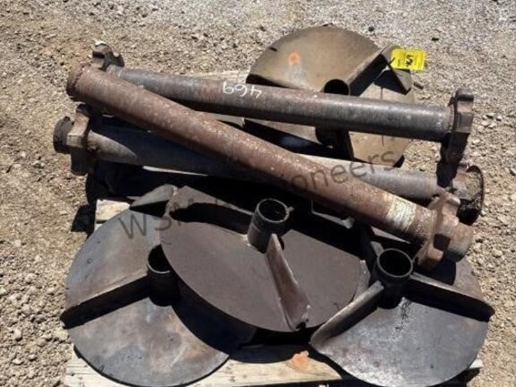 pallet-of-drive-shafts-&-spinners-for-spreader-image-4