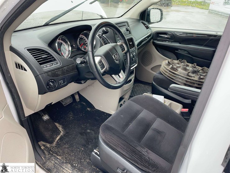 2014-dodge-grand-caravan-sxt-image-11