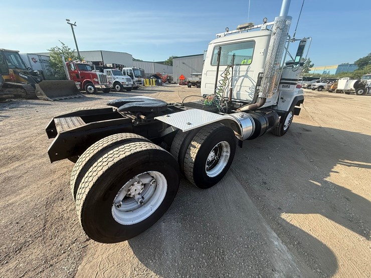 #2073-•-1991-mack-rd360s-day-cab-truck-tractor-image-14