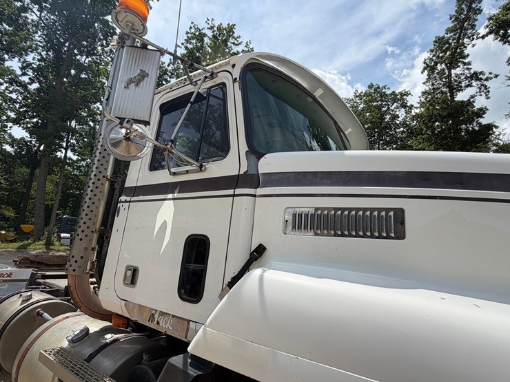 #1509-•-mack-day-cab-truck-tractor-image-31