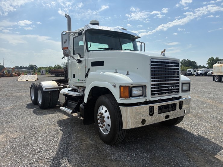 2016-mack-chu613-daycab-truck-image-3