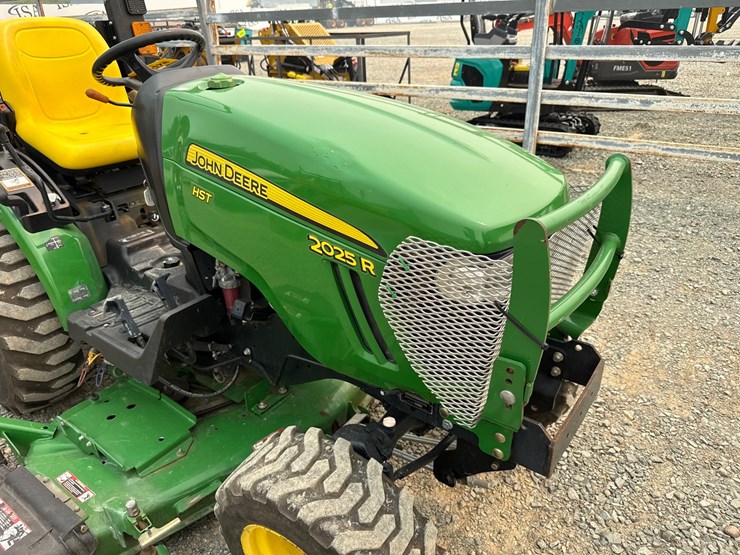 2014-john-deere-2025r-image-11