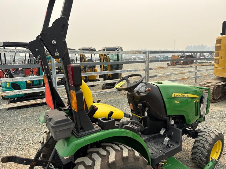 2014-john-deere-2025r-image-26