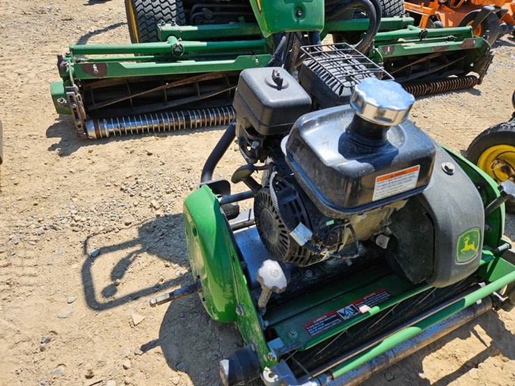 john-deere-220-image-11