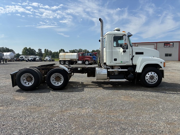 2016-mack-chu613-daycab-truck-image-4
