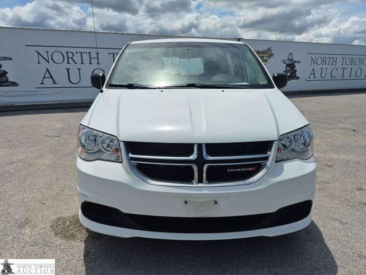 2016-dodge-grand-caravan-sxt-image-2