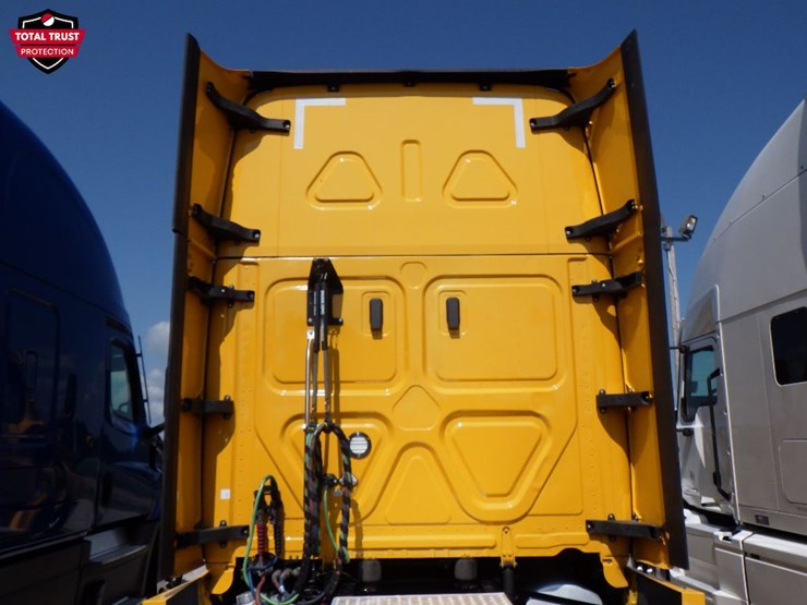 2022-freightliner-cascadia-126-image-12
