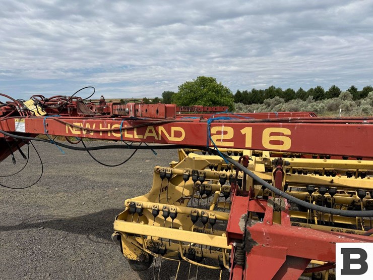new-holland-216-image-16