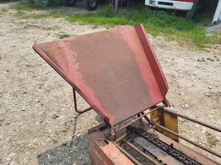 new-holland-bale-conveyor-w/transport-tires-and-electric-motor-image-28