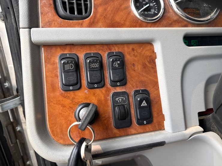2007-peterbilt-379-image-69