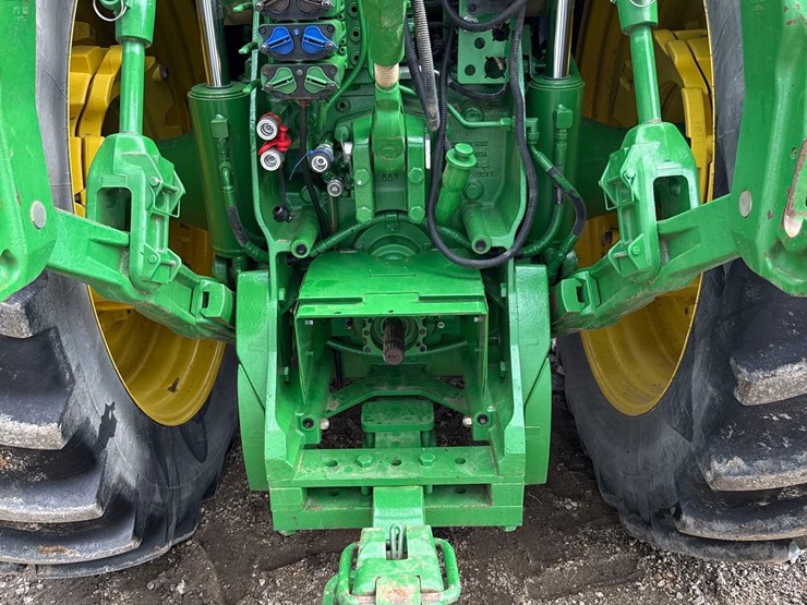 2013-john-deere-8235r-image-17