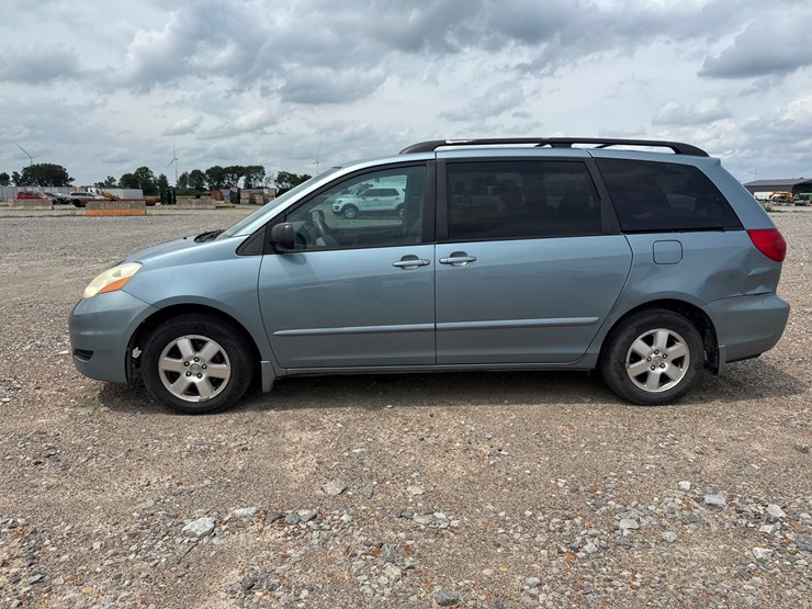 2009-toyota-sienna-image-4