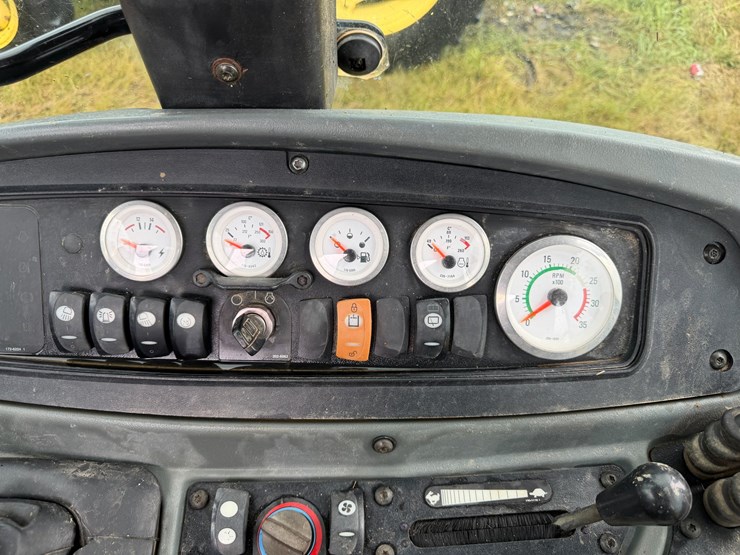 2006-caterpillar-420d-image-98