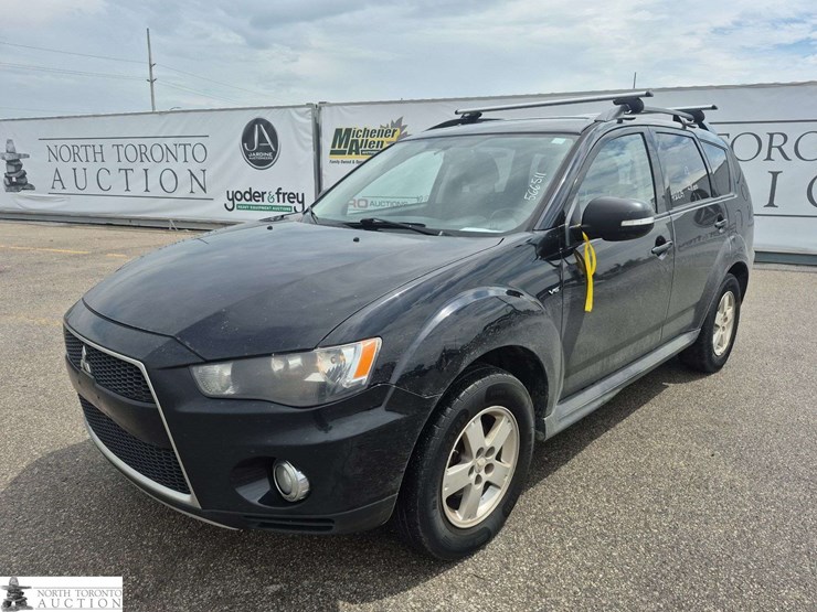 2013-mitsubishi-outlander-image-1