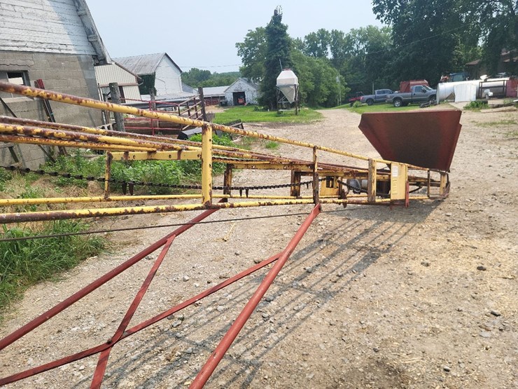 new-holland-bale-conveyor-w/transport-tires-and-electric-motor-image-16