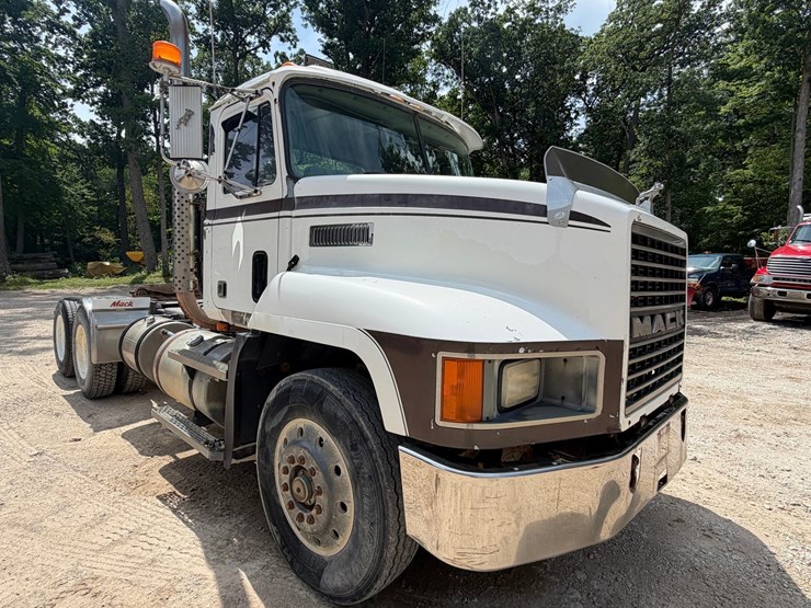 #1509-•-mack-day-cab-truck-tractor-image-7