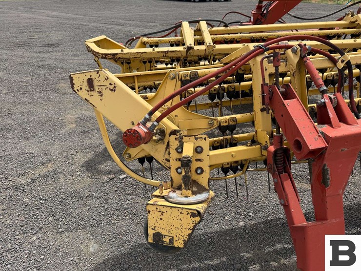 new-holland-216-image-21