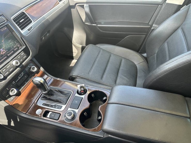 2016-volkswagen-touareg-image-9