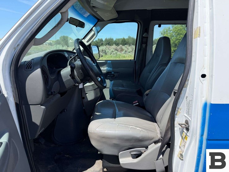 2007-ford-econoline-e-250-wheelchair-van-image-25