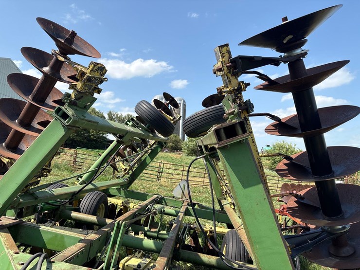 john-deere-230-image-15